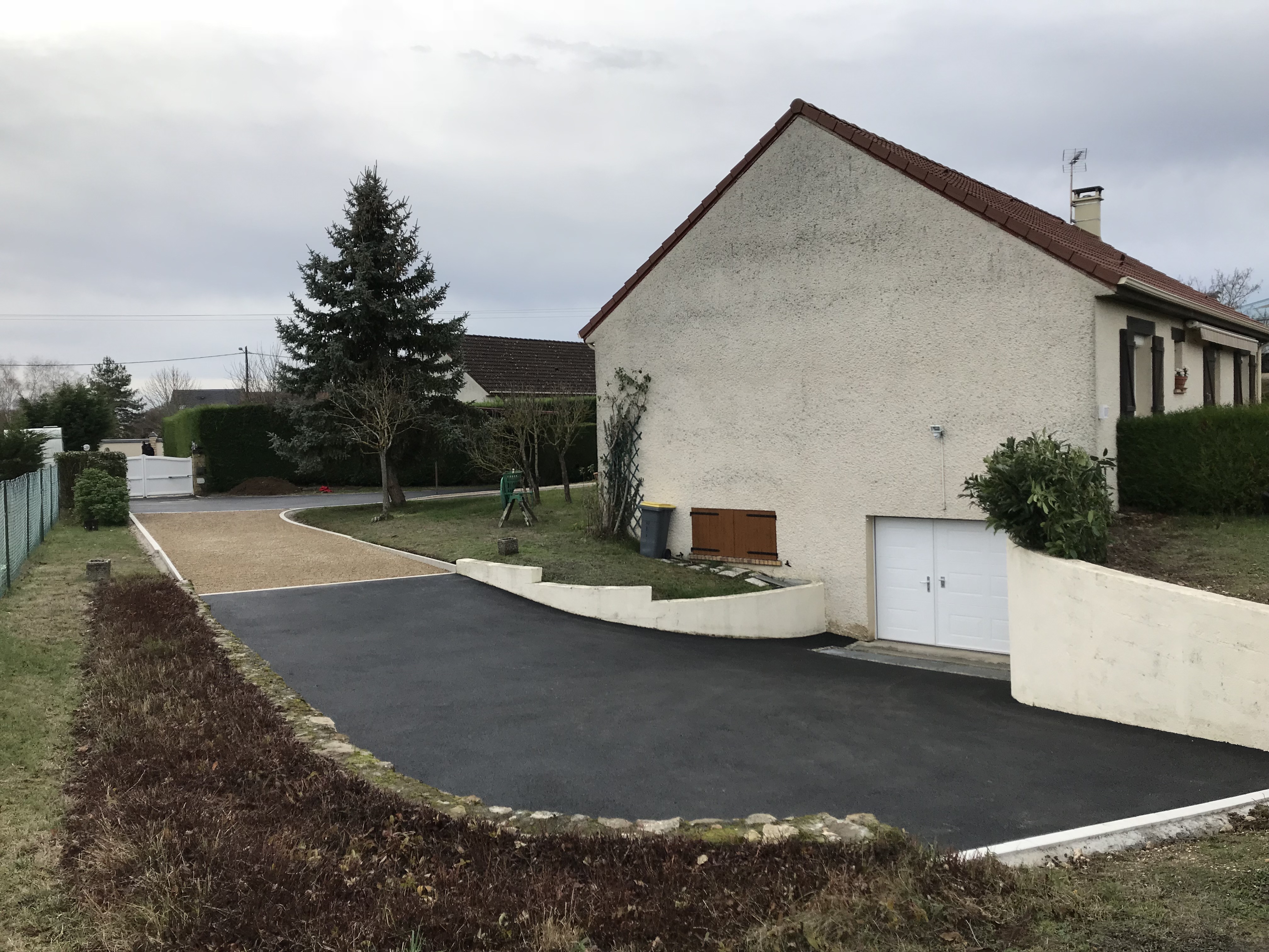 Ralisation Alle de garage en enrob noir  chaud - Yonne conue le 30/01/2019