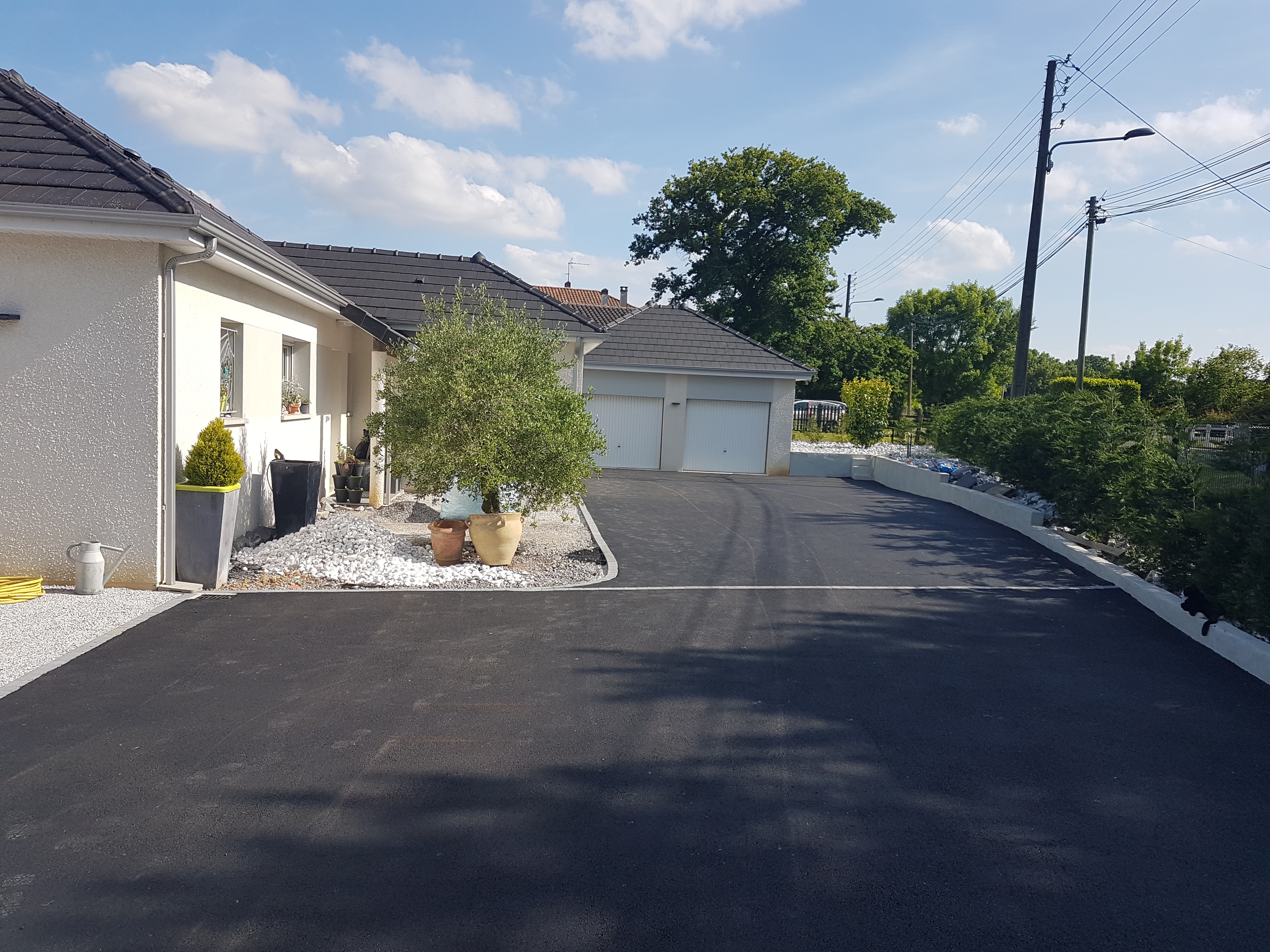 Ralisation Alle de garage en enrob noir  chaud et Pav la Couture   Arthez-de-Barn conue le 25/07/2019
