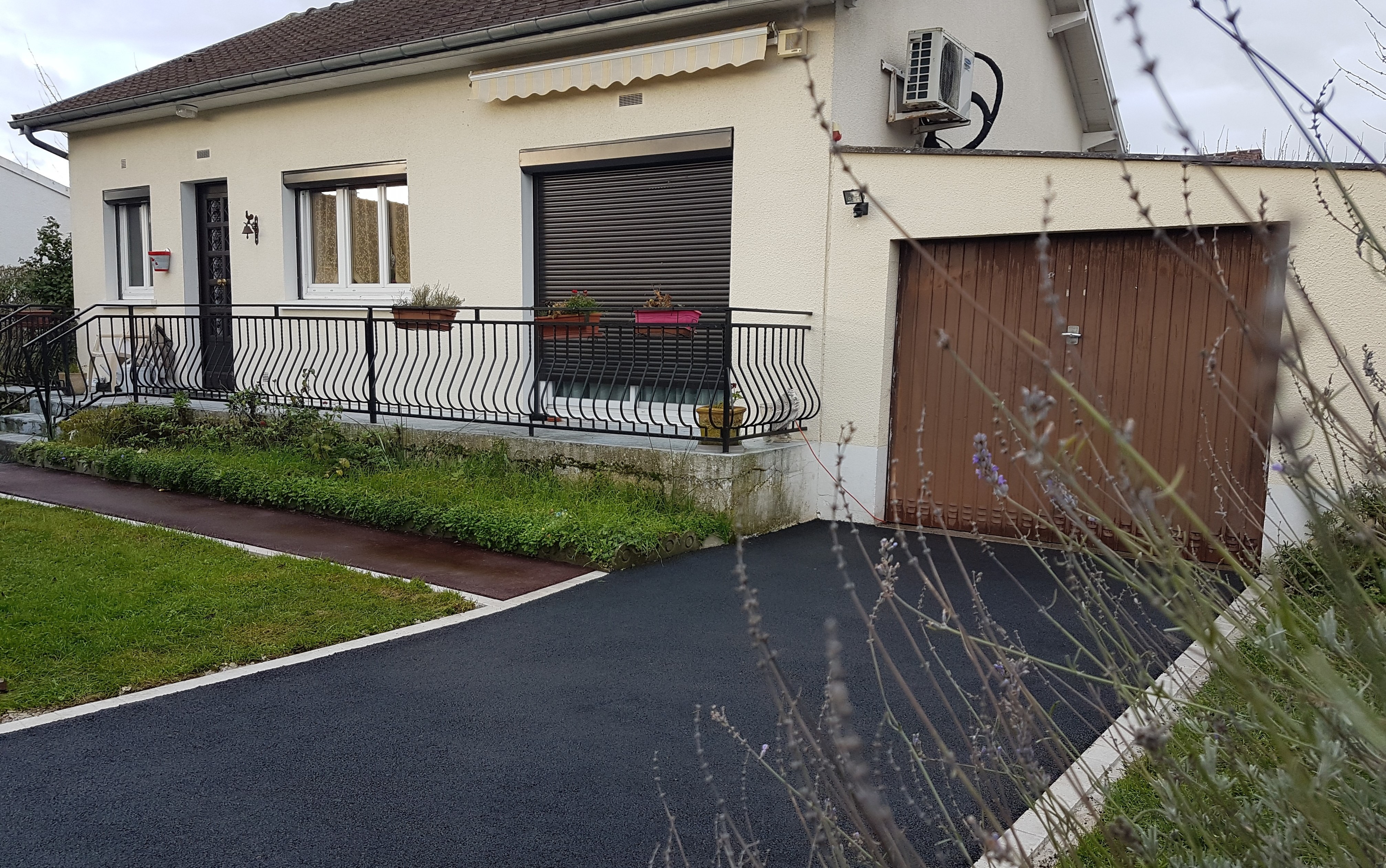 Ralisation Alle de garage en enrob noir  chaud  Champigny-sur-Marne conue le 18/05/2024