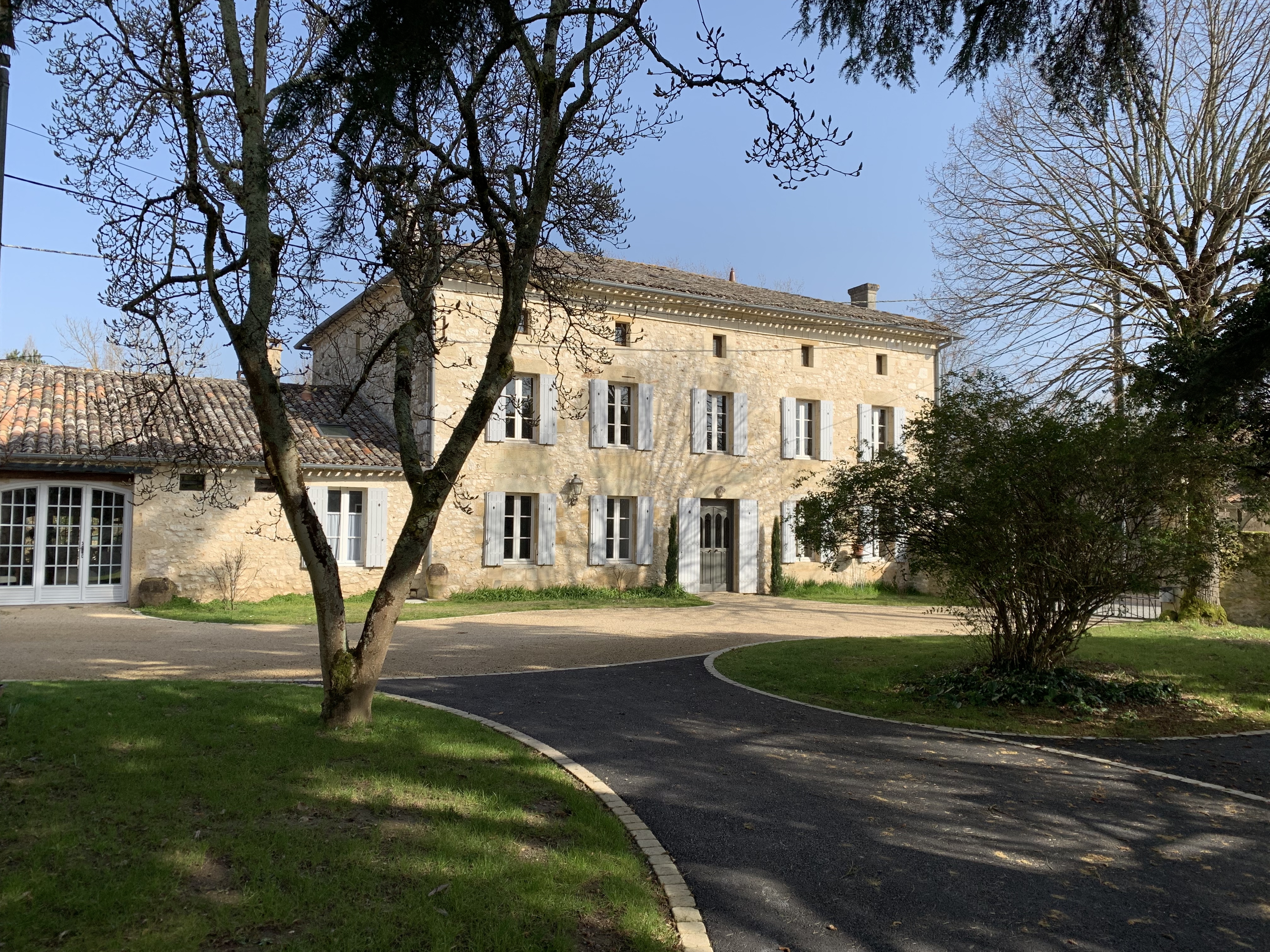 Conception cour en Gravistar, enrob noir  chaud et pav La Couture - Dordogne cre le 16/05/2019