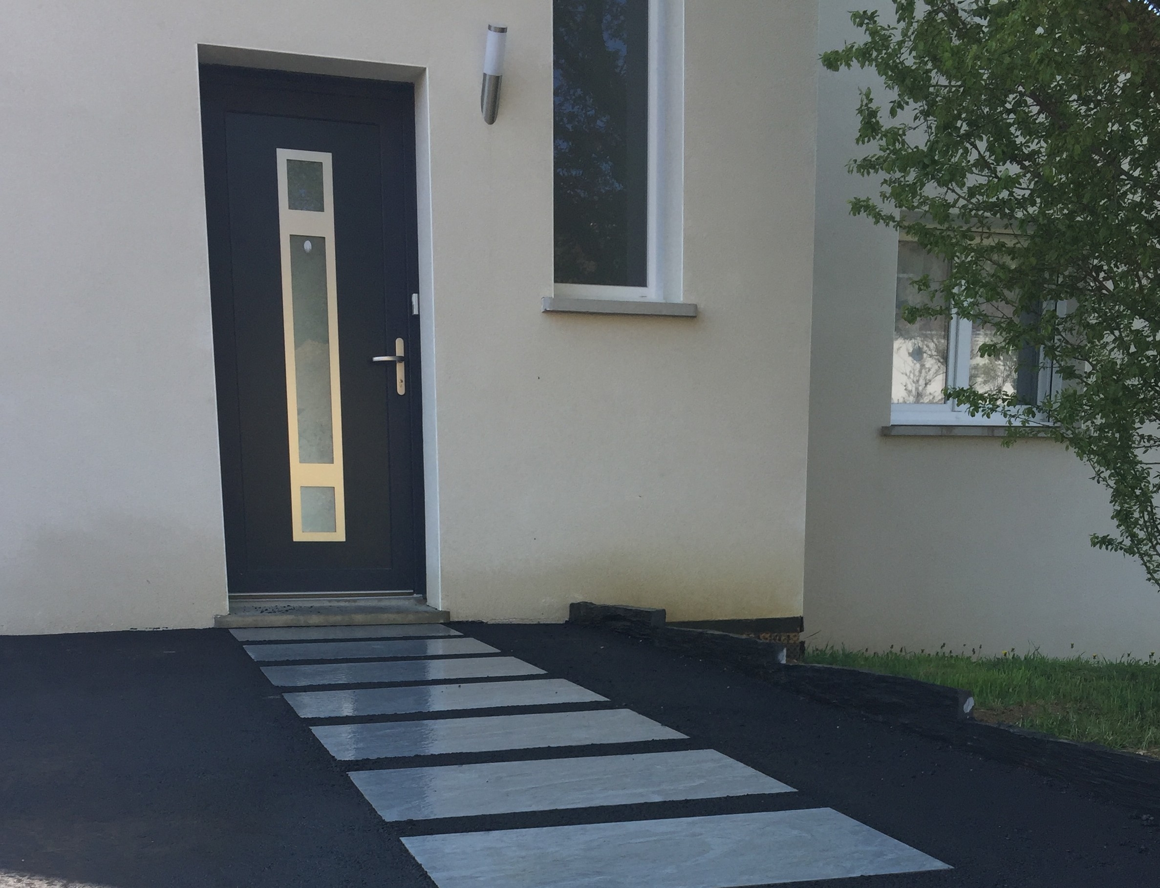 Ralisation Entre de maison en Dallage et enrob noir  chaud - Meurthe-et-Moselle cre le 16/05/2019
