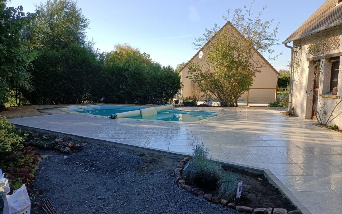 Conception Plage de piscine en Dm green et pavage dallage - Sarthe cre le 16/11/2021