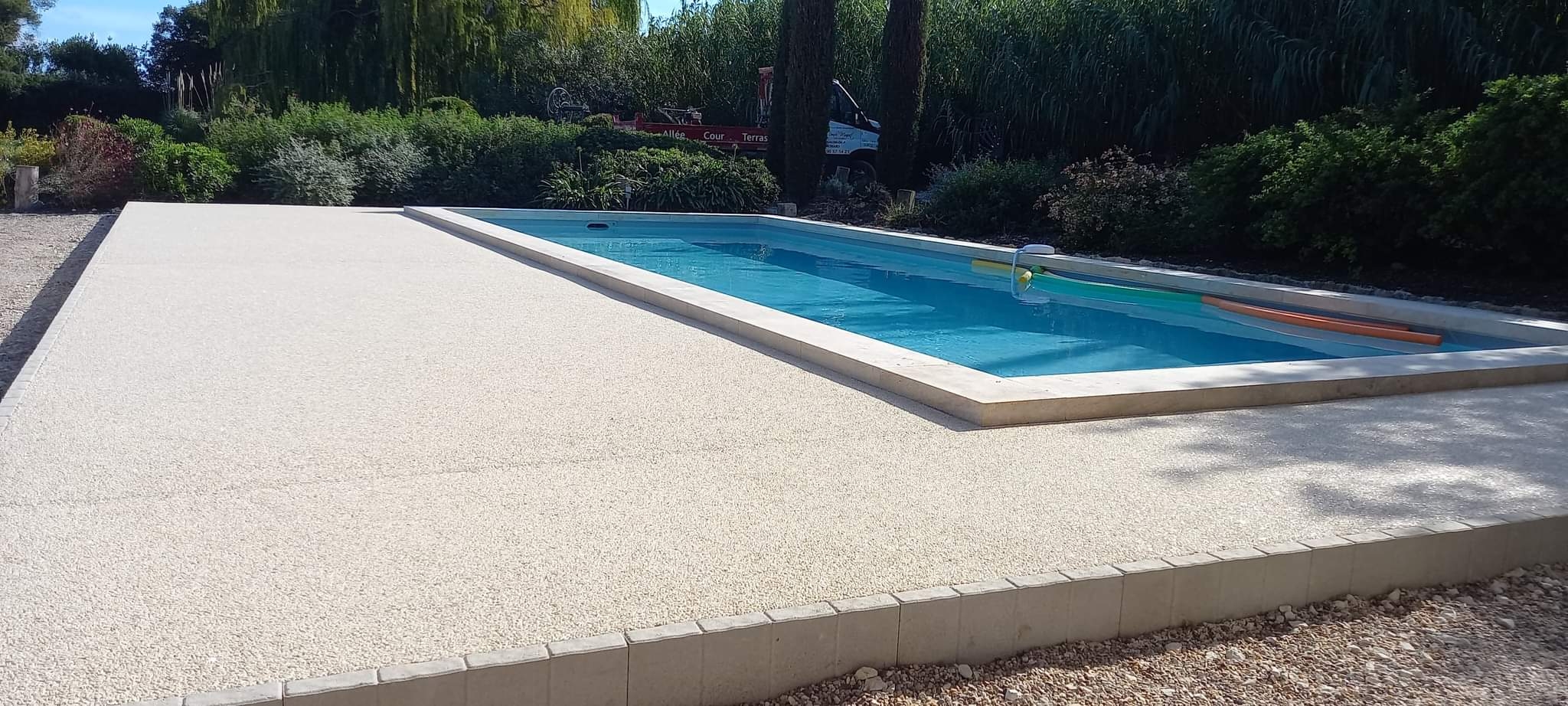 Ralisation Plage de piscine en Hydrostar avec des  bordures hautes   Arles conue le 28/09/2022