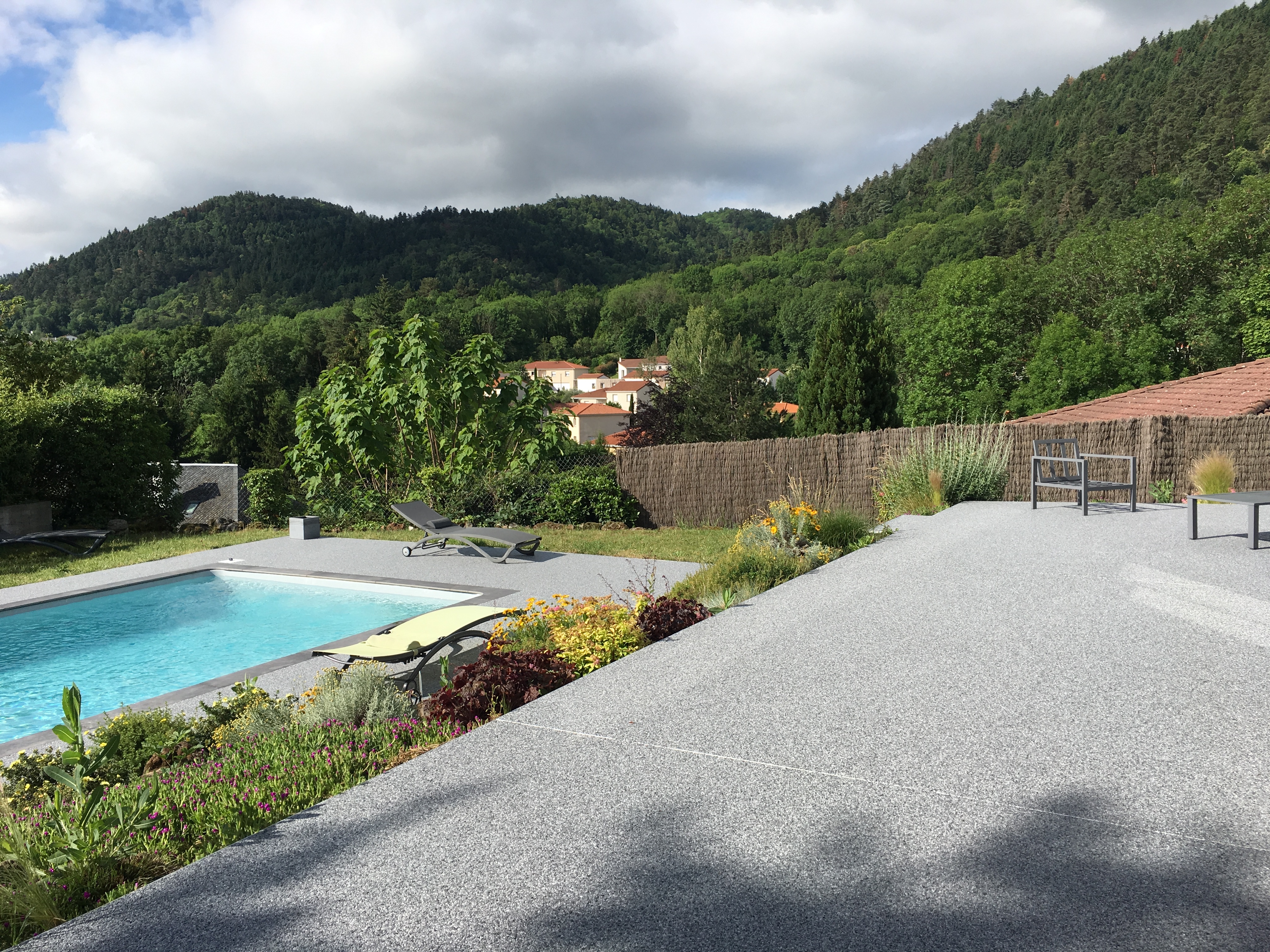 Ralisation Plage de piscine en Hydrostar et dallage - Puy-de-Dme conue le 25/07/2019
