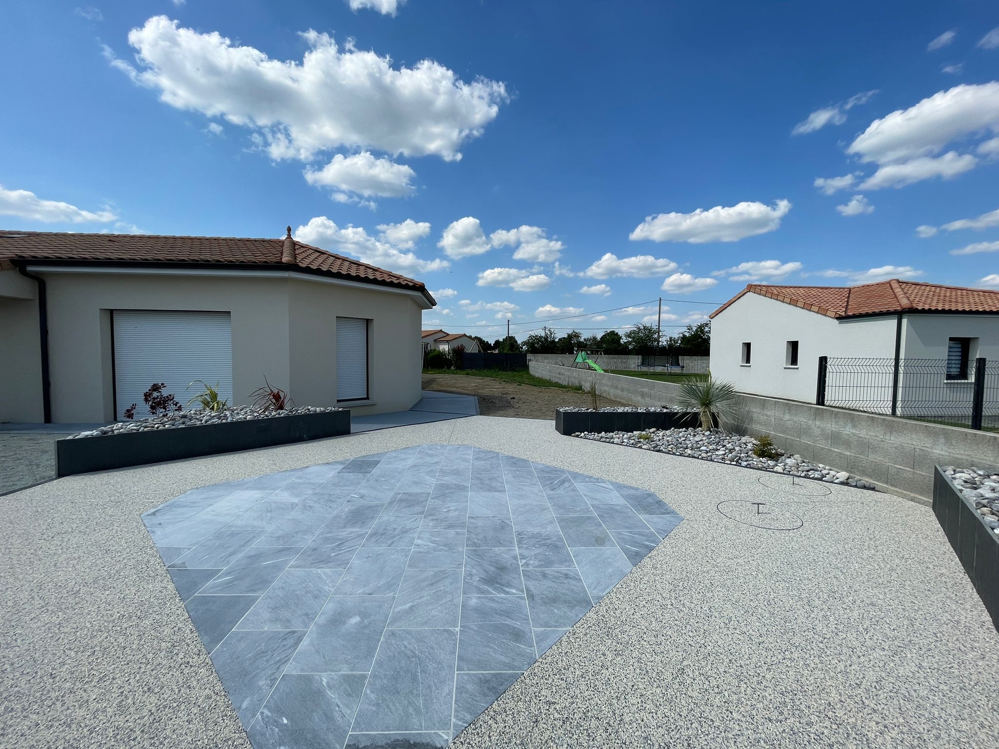 Conception Terrasse en bton decoratif, dallage multiformat, Hydrostar et Pav la couture  CHEMILLE cre le 30/06/2023