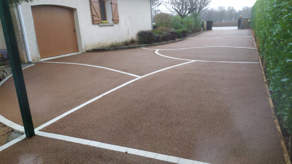 Conception Alle de garage en bton decoratif et Pav la couture  LAGRAVE ralise le 16/02/2021