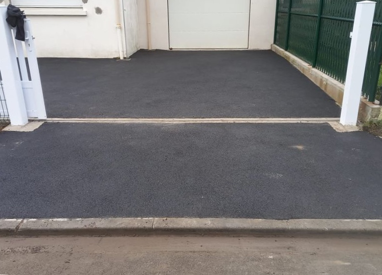 Cration Alle de garage en enrob  chaud  CAMIERS conue le 21/12/2021