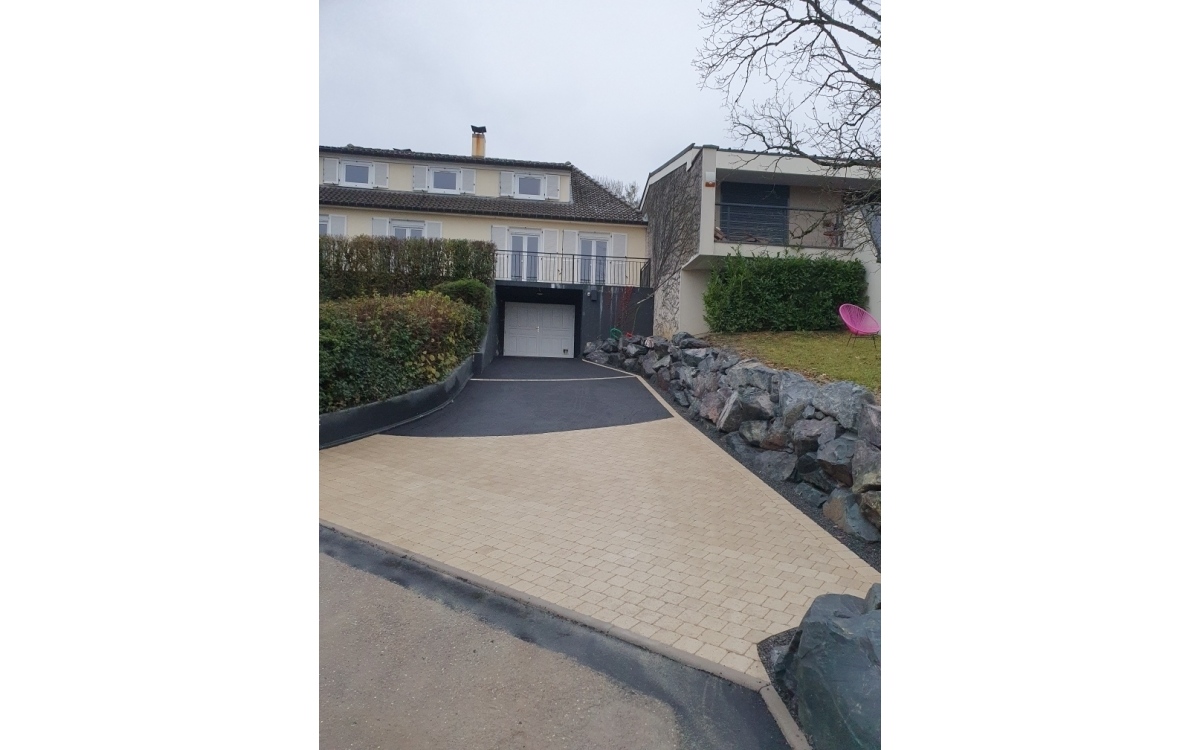 Ralisation Alle de garage en enrob  chaud et pavage dallage  Ludres cre le 22/12/2022