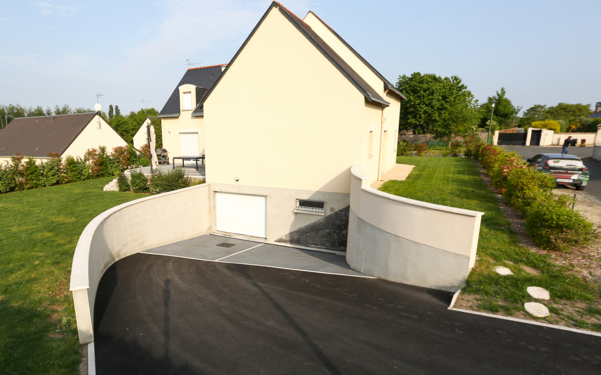 Ralisation Alle de garage en bton decoratif, enrob  chaud et Pav la couture  Benais conue le 22/06/2023