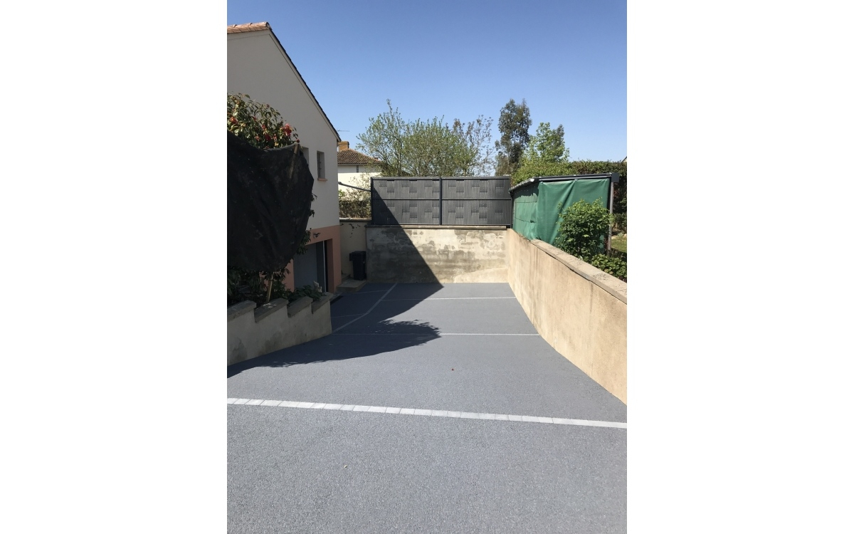 Conception Alle de garage en bton decoratif et Pav la couture  CHEMILLE EN ANJOU ralise le 17/11/2023