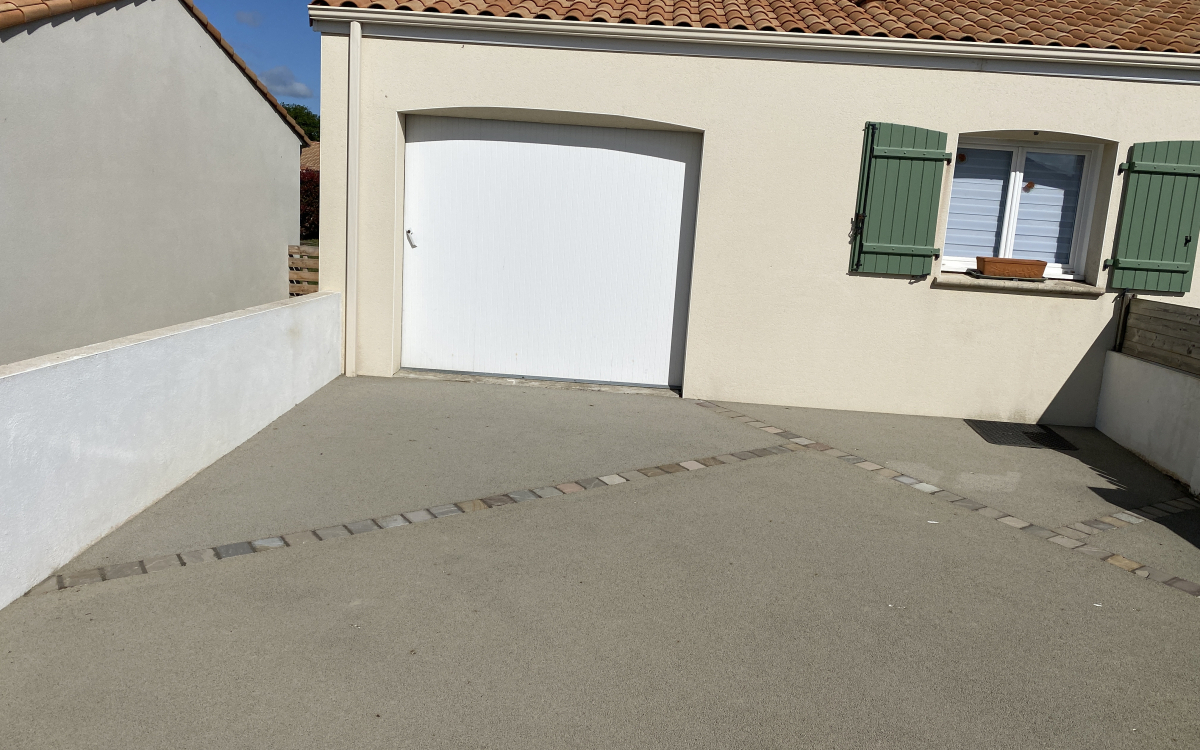 Ralisation Alle de garage en bton decoratif  Mortagne sur svre conue le 26/04/2021