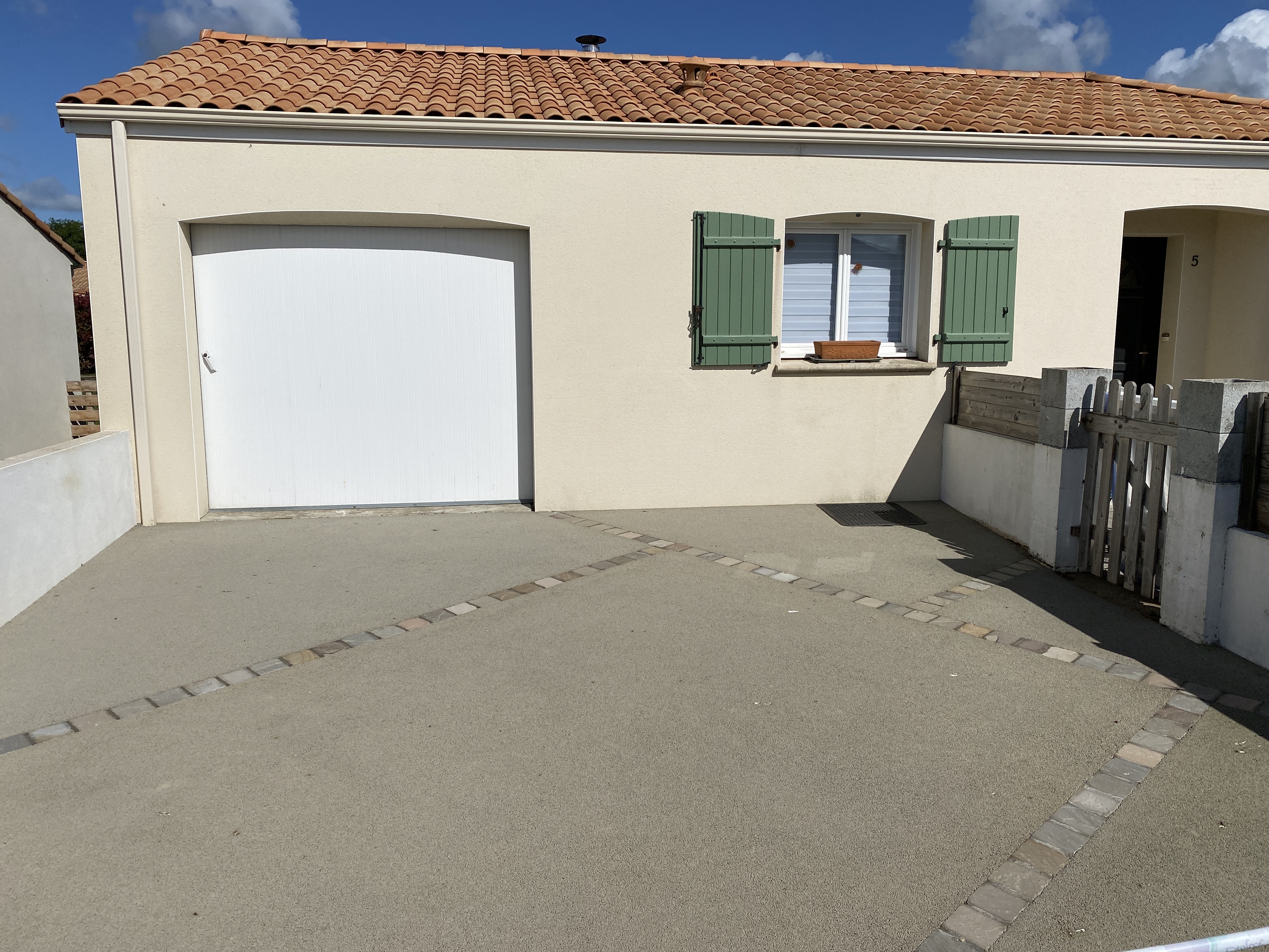 Ralisation Alle de garage en bton decoratif  Mortagne sur svre conue le 26/04/2021