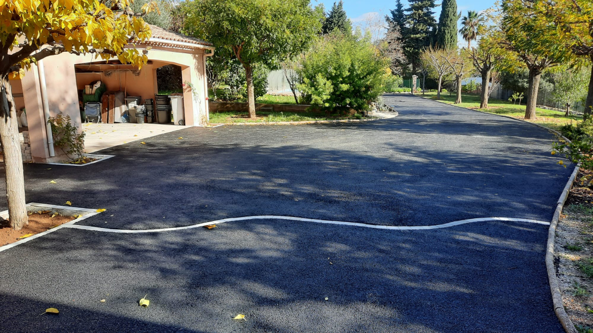 Ralisation Alle de garage en enrob  chaud - Bouches du Rhne conue le 28/09/2022