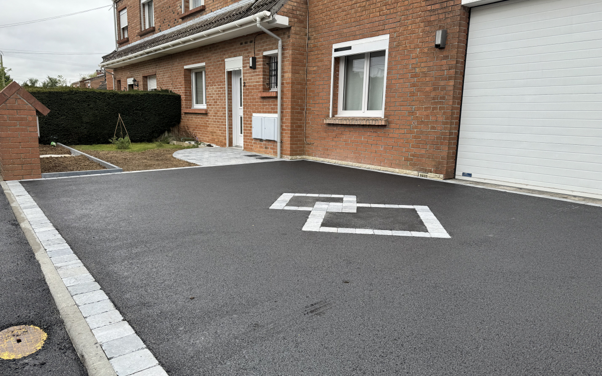 Ralisation Alle de garage en enrob  chaud et pavage dallage  Gondecourt  cre le 12/04/2024