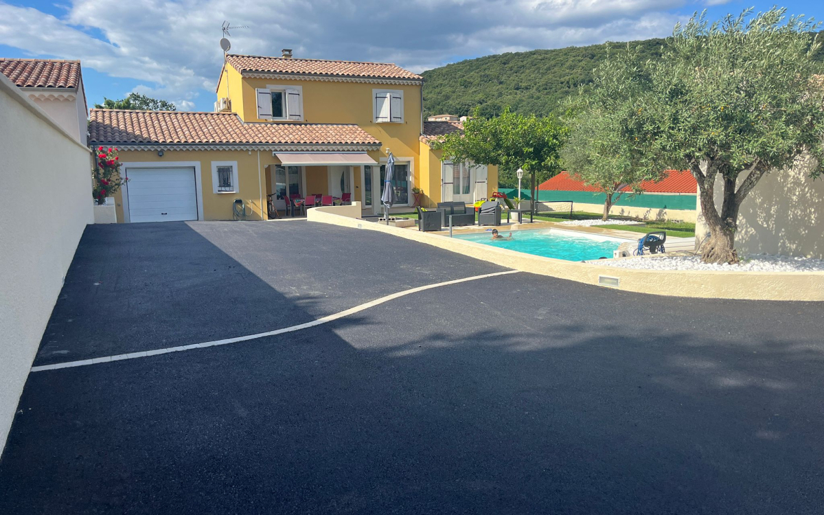 Cration Alle de garage en enrob  chaud et Pav la couture - Drme ralise le 11/07/2024