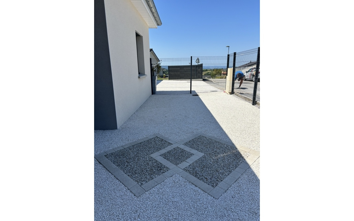 Cration Alle de garage en Alvostar, bordures haute couture et Pav la couture  Yssingeaux  ralise le 29/07/2024