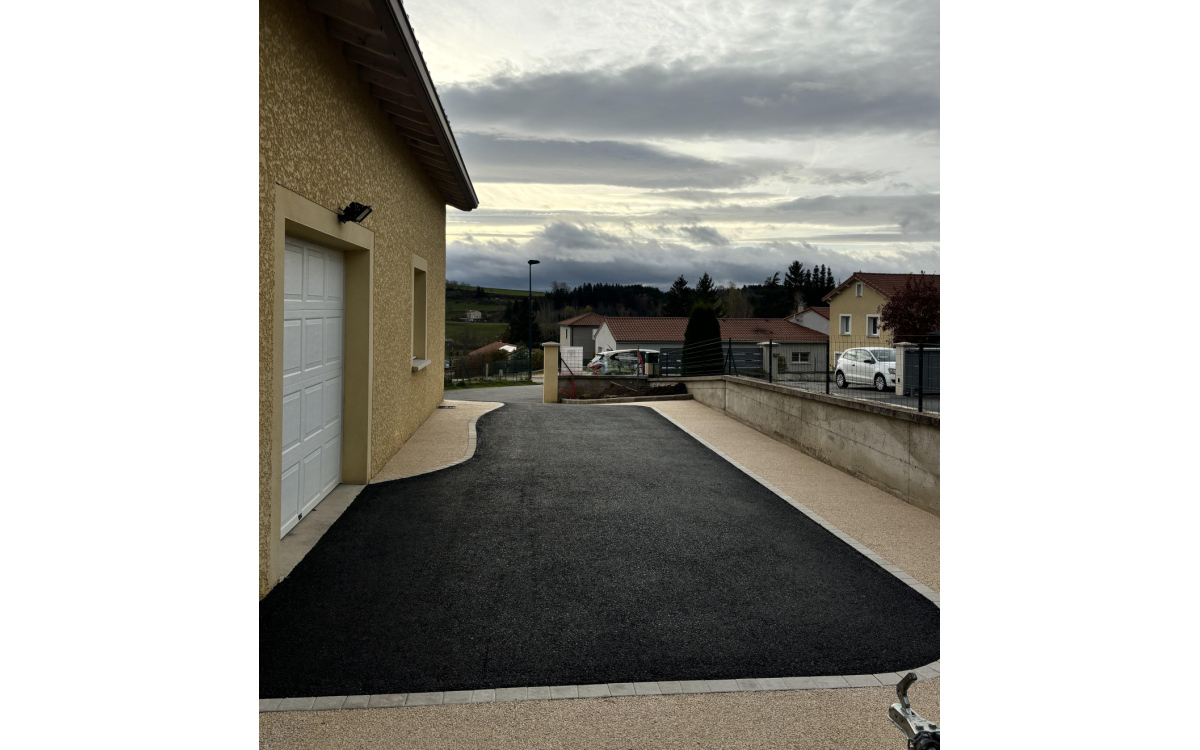 Cration Alle de garage en enrob  chaud, Minralstar  et Pav la couture  Laussonne conue le 25/11/2024