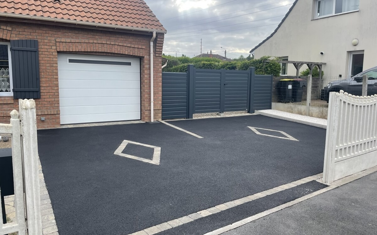 Ralisation Alle de garage en bordures haute couture et enrob  chaud  VENDIN-LE-VEIL conue le 29/05/2025