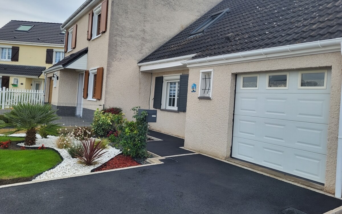 Ralisation Alle de garage en enrob  chaud et Pav la couture  HOLQUE cre le 23/09/2025