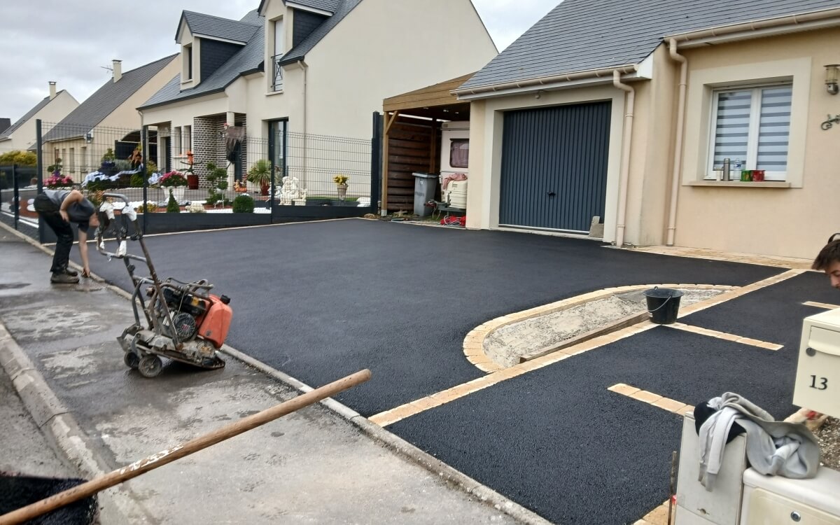 R�alisation All�e de garage en enrob� � chaud � Moreuil  cr��e le 22/10/2025