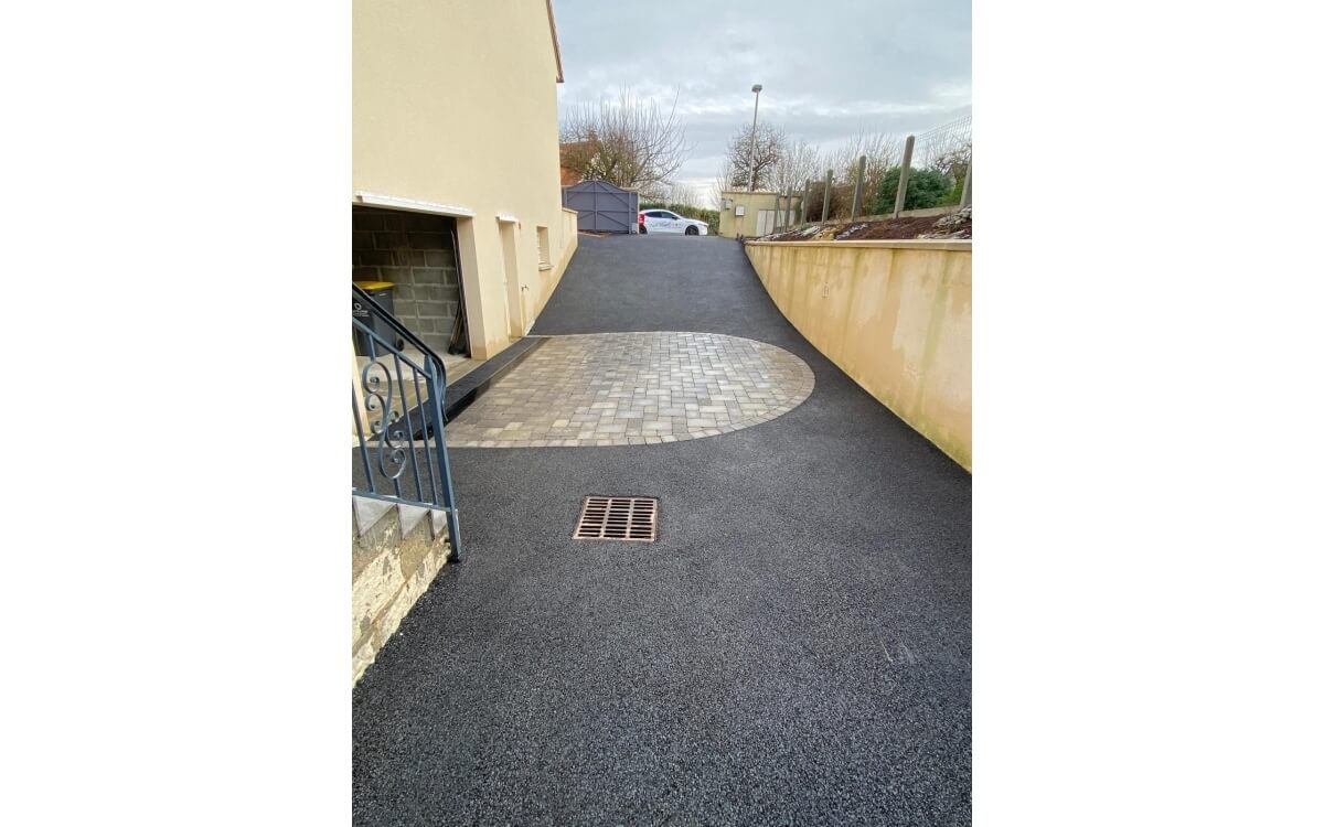 Cration Alle de garage en dallage multiformat et enrob  chaud  Bourgubus ralise le 04/04/2025