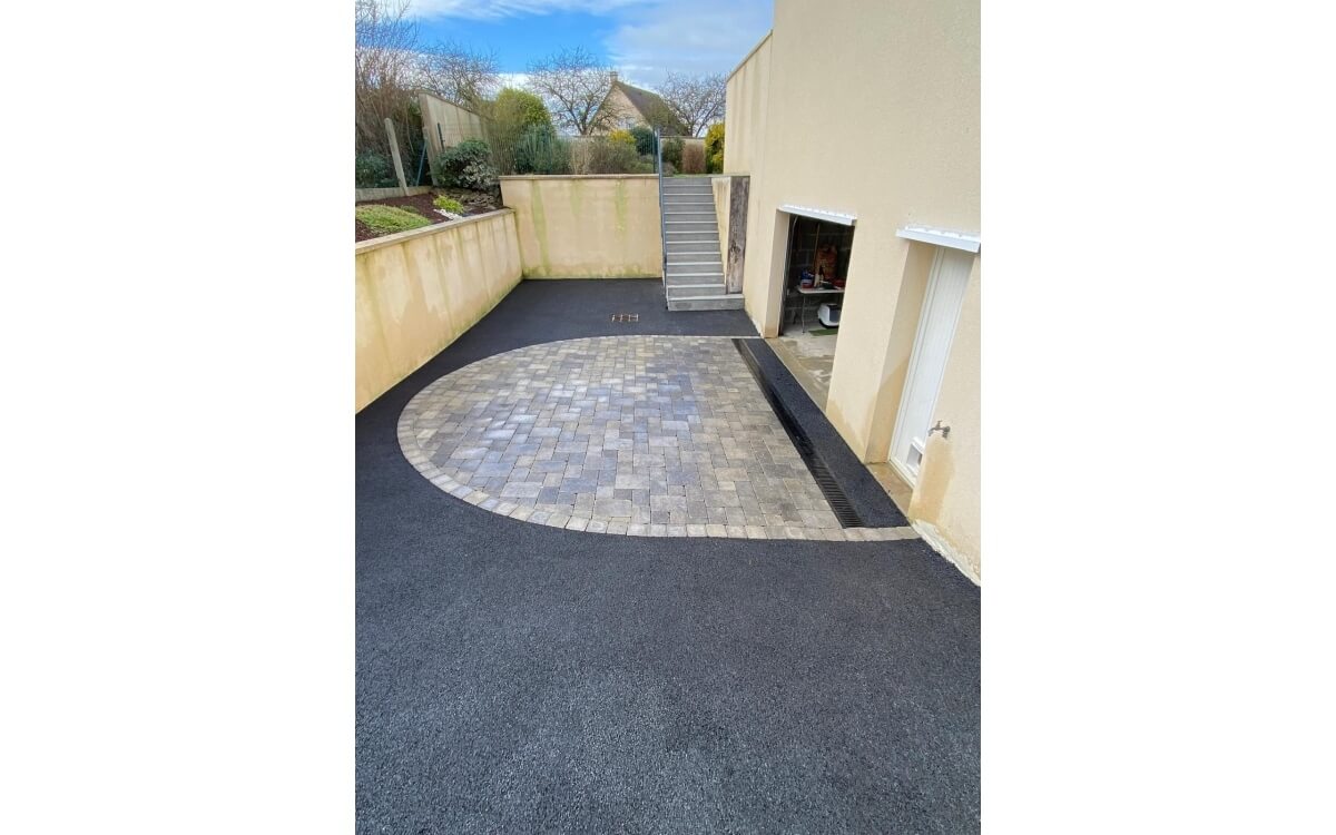 Cration Alle de garage en dallage multiformat et enrob  chaud  Bourgubus ralise le 04/04/2025