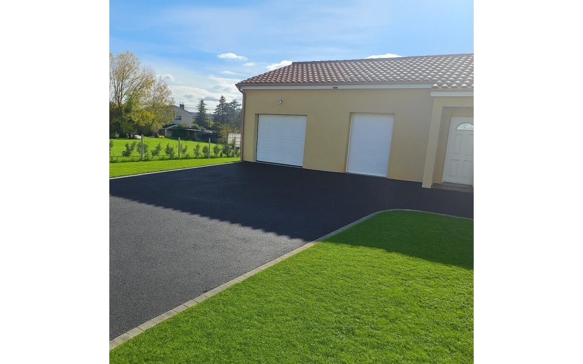 Ralisation Alle de garage en enrob  chaud et Pav la couture  VILLENEUVE LES CERFS cre le 07/11/2025