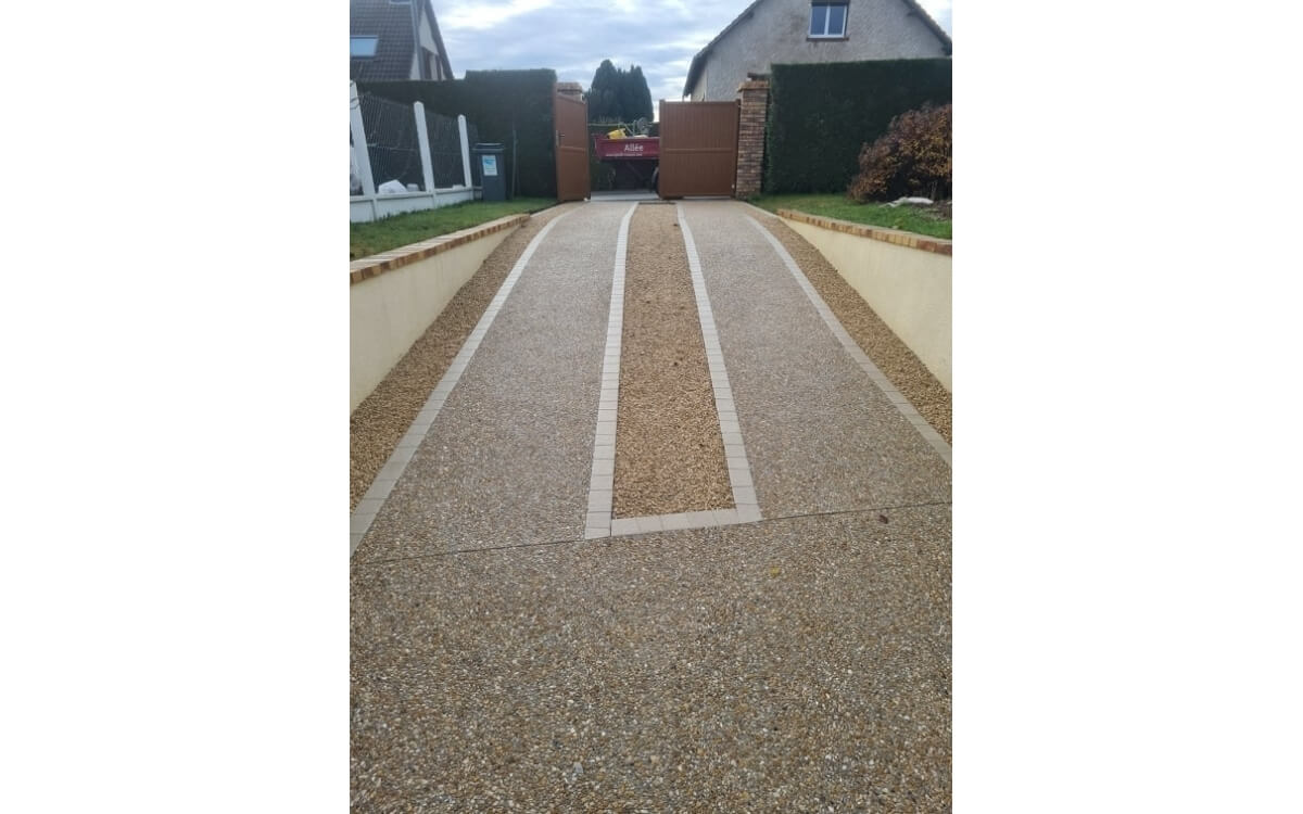 Ralisation Alle de garage en bton decoratif  BOSROUMOIS cre le 01/12/2025