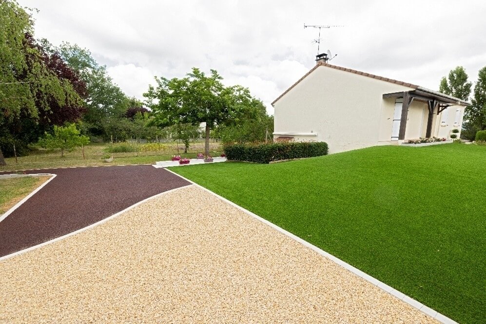 R�alisation All�e de garage en Alv�ostar� Beige ,  Stardraine� Rouge ,  Cour en Dm green  - Allier