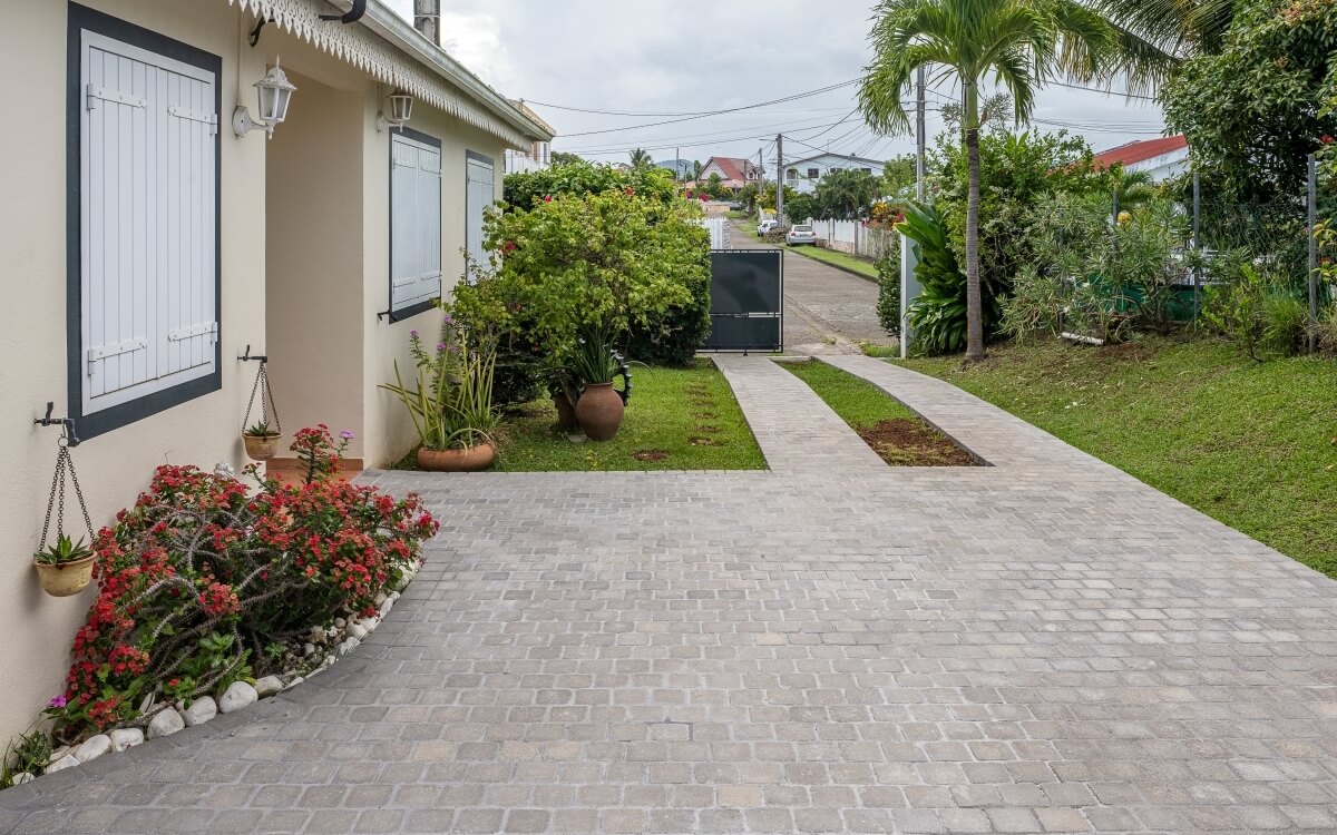 Conception All�e de garage en Pav� la couture� - Martinique