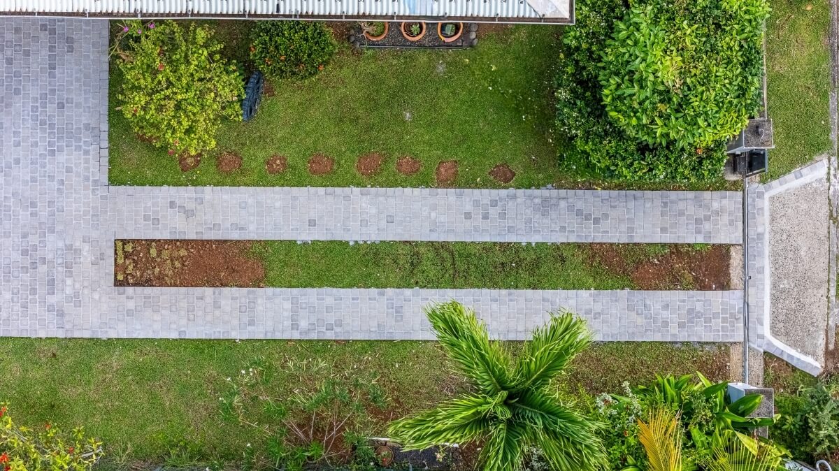 Conception All�e de garage en Pav� la couture� - Martinique