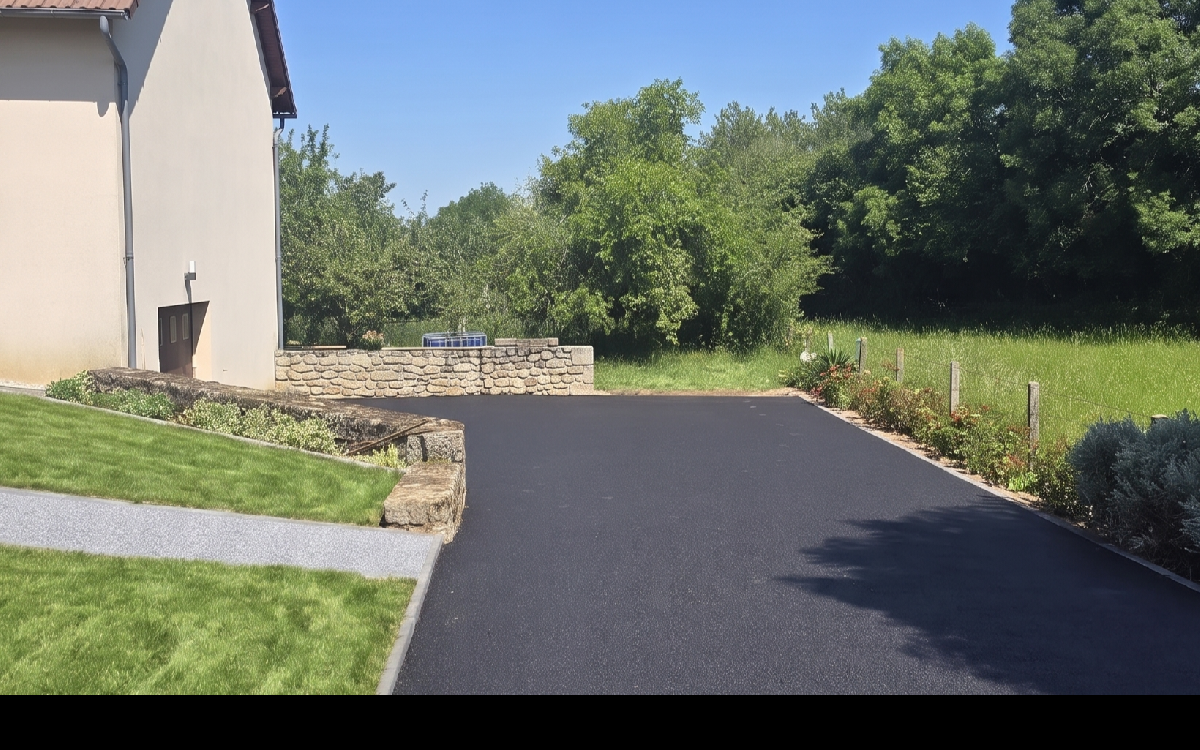 Conception All�e de garage en enrob� noir � chaud et all�e pi�tonne en hydrostar  �  Saint Vigor Le Grand r�alis�e le 28/09/2026