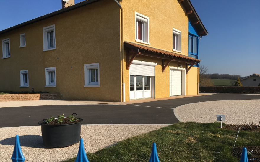 Conception Alle de garage en enrob noir  chaud  Hurigny cre le 01/05/2025