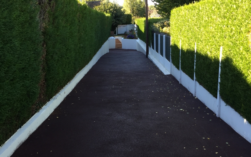 Ralisation Alle de garage en enrob rouge  chaud  Morigny-Champigny conue le 01/05/2025