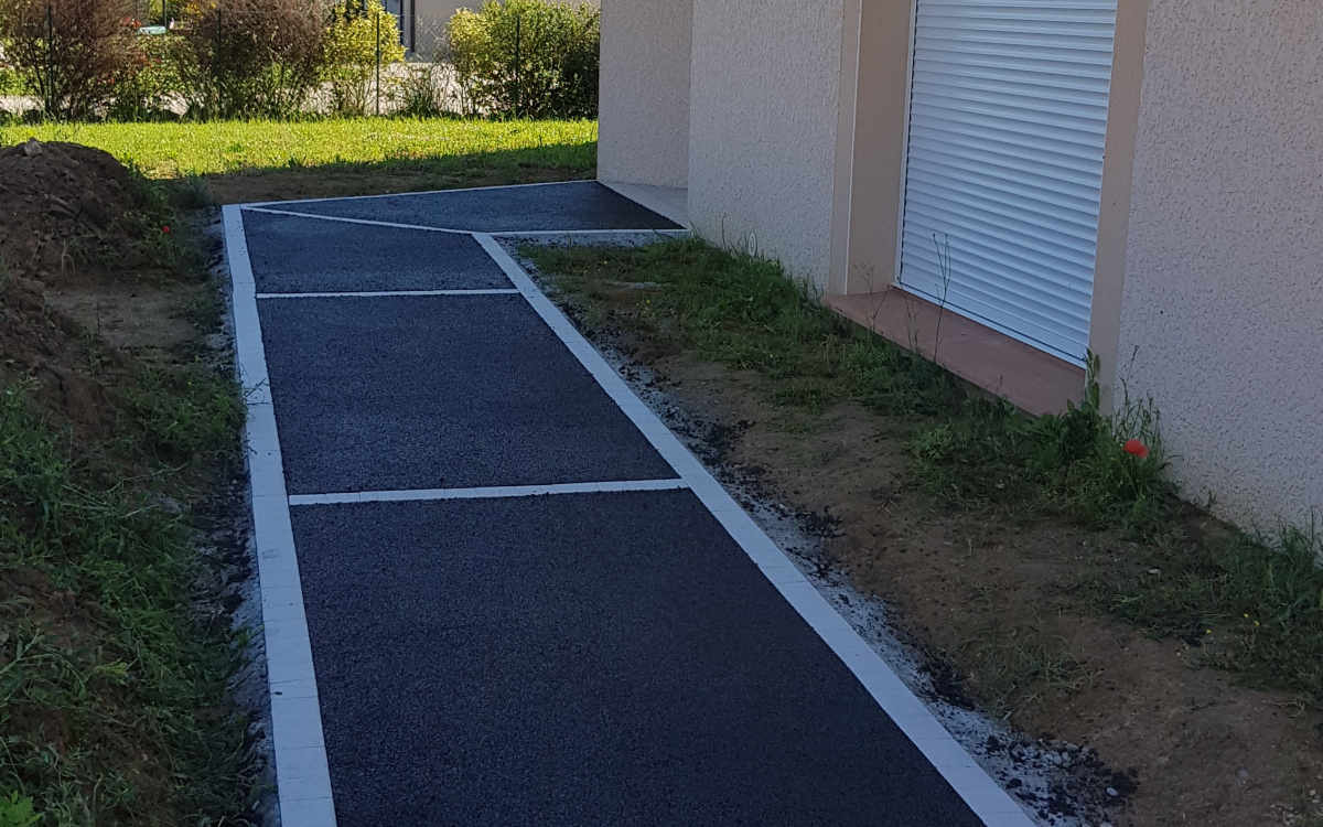 Ralisation Alle de garage en bton drainant - Entreprise Babusiaux  Barry-d'Islemade conue le 20/07/2018