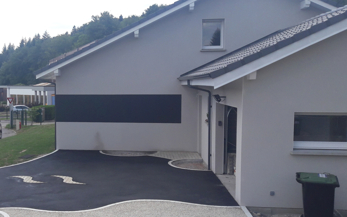 Ralisation Alle de garage en Enrob noir  chaud - Entreprise Thiriet  Gobley conue le 27/07/2018