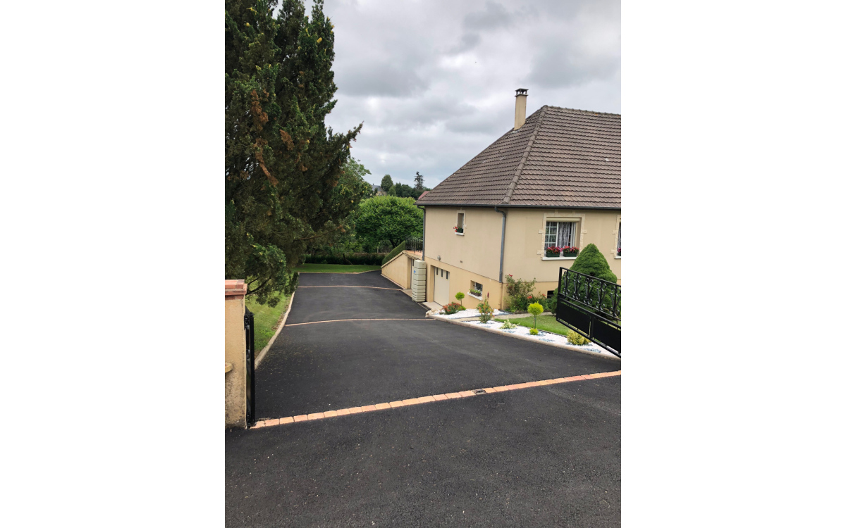 Cration Alle de garage en enrob noir  chaud - Entreprise lowe  Village La Gonais ralise le 21/08/2018