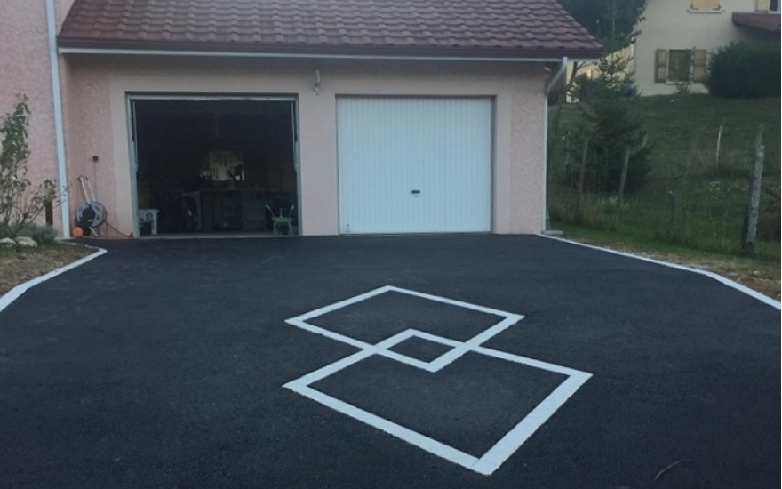 Cration Alle de garage en enrob noir  chaud - Entreprise Alle Crative  Chirens ralise le 19/09/2018