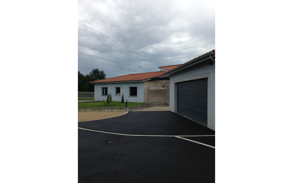 Ralisation Alle de garage en enrob noir  chaud et Gravistar - Entreprise Girard   Luzillat  cre le 03/01/2019