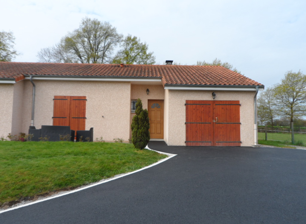 Cration Alle de garage en enrob noir  chaud  Puy de Guillaume  conue le 03/01/2019