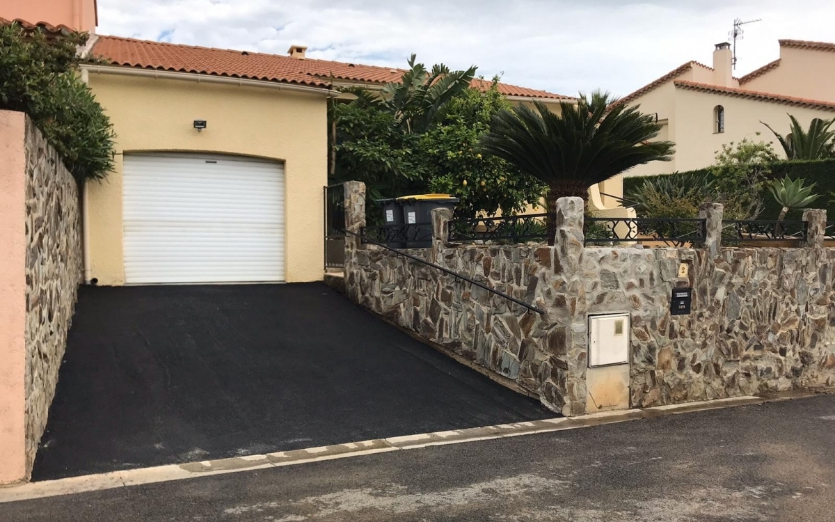 Ralisation Alle de garage en enrob noir  chaud  Banyuls-dels-Aspres cre le 28/11/2019