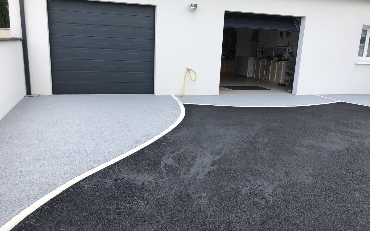 Création Allée de garage en enrobé noir à chaud et béton drainant - Dordogne conçue le 24/04/2020