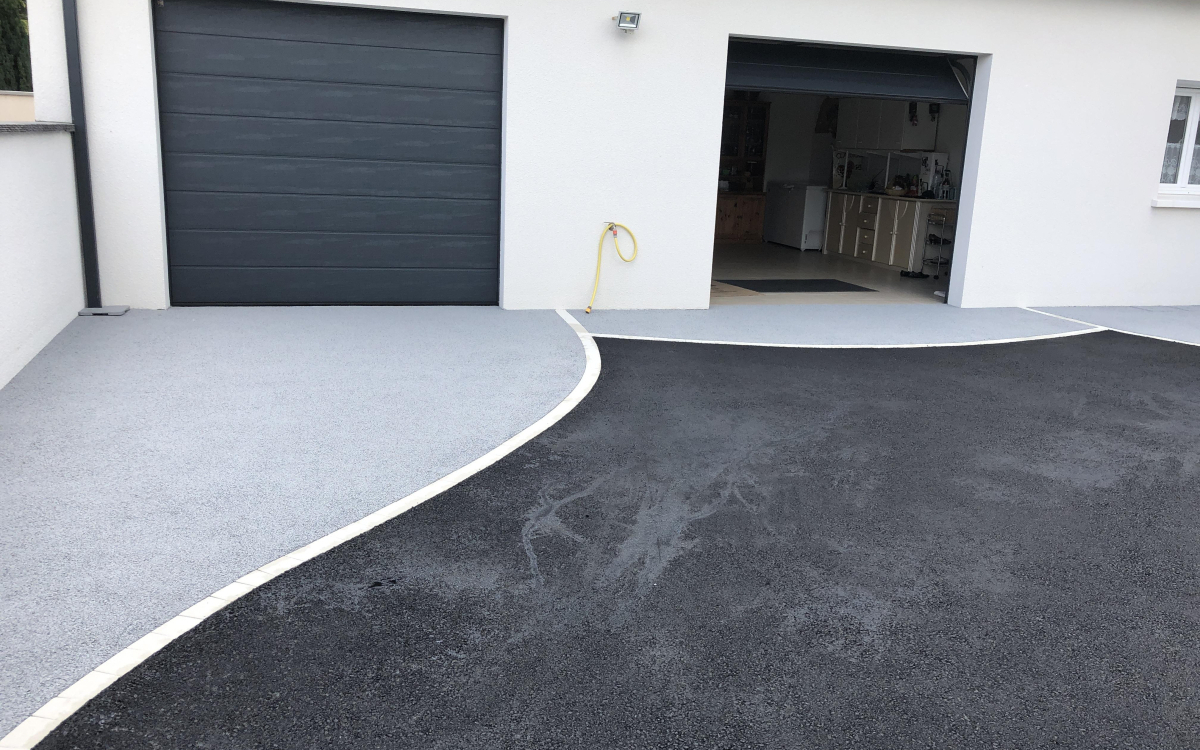 Ralisation Alle de garage en enrob noir  chaud et bton drainant - Dordogne cre le 24/04/2020