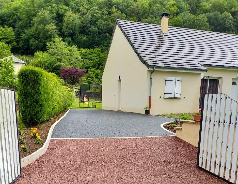 Cration Alle de garage en Alvostar et enrob noir  chaud - Cantal ralise le 07/07/2020