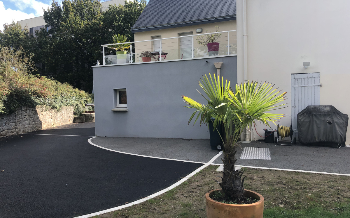 Ralisation Alle de garage en bton decoratif et enrob  chaud - Morbihan cre le 16/02/2021