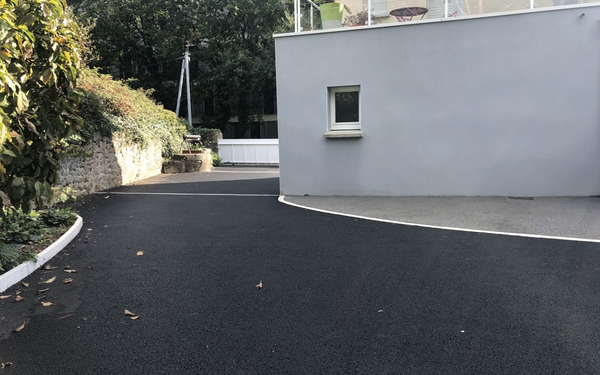 Conception Allée de garage en béton decoratif et enrobé à chaud - Morbihan créée le 16/02/2021