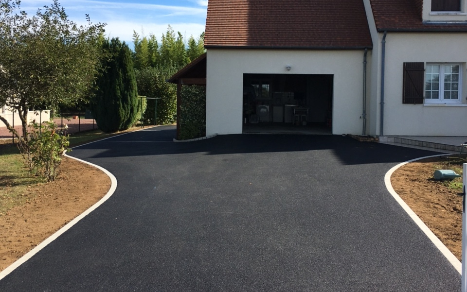 Cration Alle de garage en enrob noir  chaud  Fondettes conue le 20/02/2018