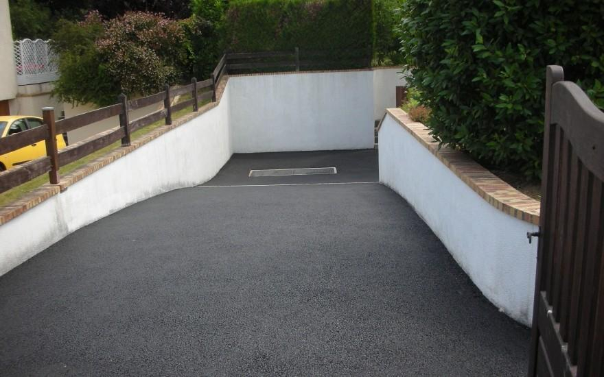 Cration Entre de garage en enrob  chaud  Boissise-le-Roi conue le 30/04/2025