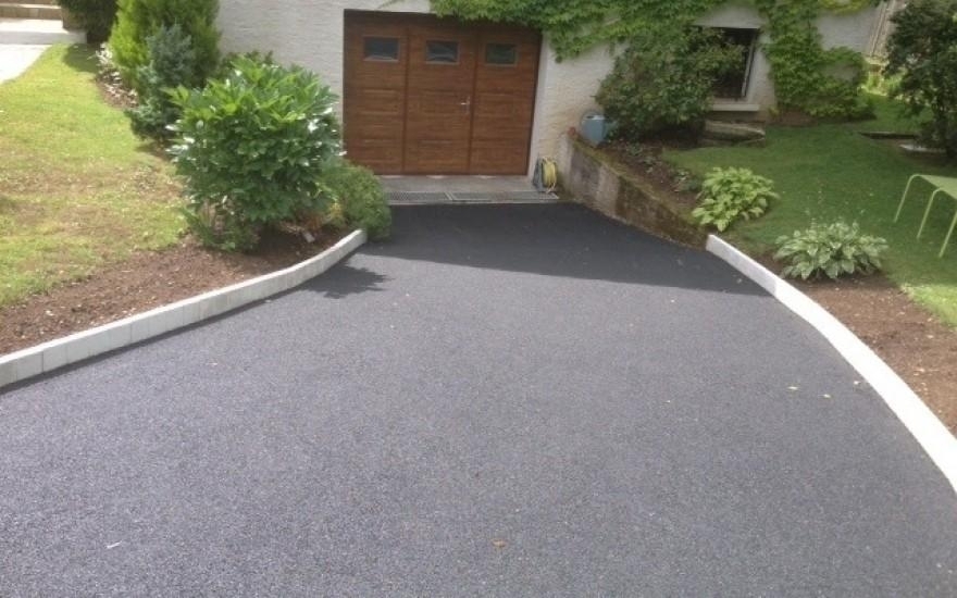 Ralisation Alle de garage en enrob noir  chaud  Argentat cre le 01/05/2025