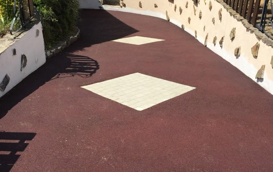 Cration Alle de garage en enrob rouge  chaud et motif en pav La Couture  Morigny Champigny conue le 30/04/2025
